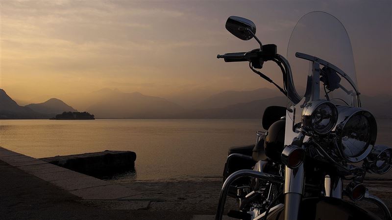 男子騎機車飆到時速90公里以上，被警方以「二輛以上汽車共同在道路上競駛」開罰3萬元，吊銷駕駛執照，並應參加道路交通安全講習、吊扣汽車牌照6個月。（示意圖／PIXABAY）