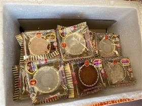 ▲警方在越南籍陶姓女子住處，發現用保麗龍箱包裝的月餅，50顆剩下21顆。（圖／翻攝畫面）