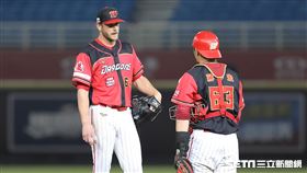 ▲味全龍投手鋼龍和捕手蔣少宏交談。（圖／記者劉彥池攝影）