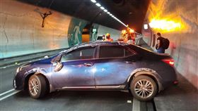 雪隧轎車自撞翻車　2人輕傷國道5號雪山隧道北上車道28日發生一起自小客車自撞翻車事故，2人輕傷，現場交通一度受阻。（宜蘭縣消防局提供）中央社記者沈如峰宜蘭縣傳真  110年8月28日