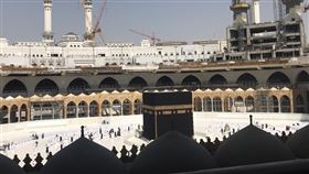 伊斯蘭最神聖地麥加天房位於麥加大清真寺的天房（黑色立方體建物）是伊斯蘭教最神聖的聖地，所有信徒在地球上任何地方必須面對它的方向祈禱，伊斯蘭教的五功包括了朝覲，也就是到麥加去朝拜。中央社記者隋念華麥加攝  110年3月17日