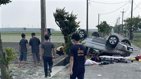 雲林水林車禍2青少年身亡（2）雲林水林鄉27日發生死亡車禍，林姓女幼教師開休旅車載3個孩子出門，在一處產業道路與轎車擦撞，失控翻車，車內2名青少年被拋出車外，傷勢嚴重，送醫不治。（雲林縣消防局提供）中央社記者蔡智明傳真  110年8月27日