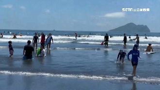 疫情趨緩！宜蘭沙灘戲水人潮增2倍
