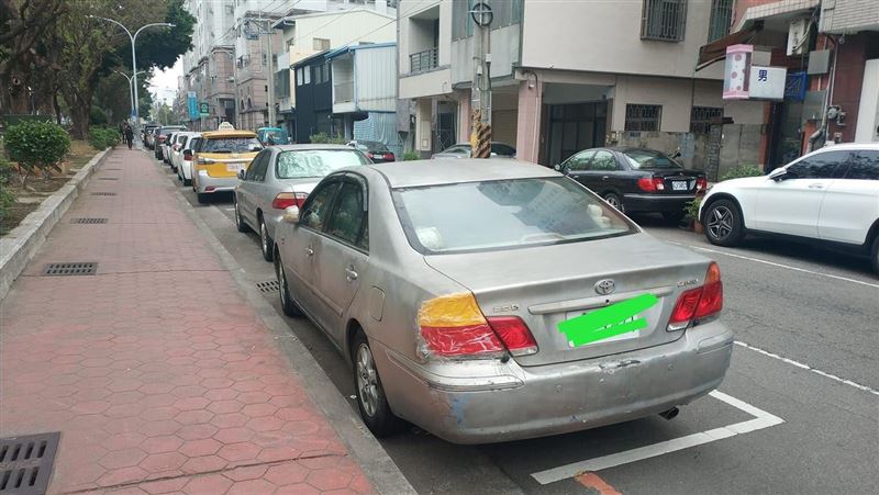 三寶用這物修車燈　網笑翻：最強偽裝