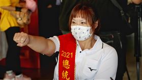 獲總統教育獎肯定　林亞璇以體育為台爭光（2）110年總統教育獎20日在台北舉辦頒獎典禮，大專組得主林亞璇也即將參加東京帕運健力項目，她說，她把每次大賽都當成「和自己比賽」，上次里約帕運排第7，這次希望能進到前6名。中央社記者張皓安攝  110年8月20日