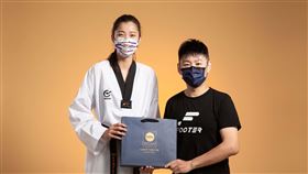 ▲羅嘉翎116公分長腿獲青睞，機能襪領導品牌Footer纖女褲年度代言人！（圖／業者提供）