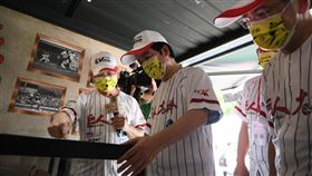 ▲副總統賴清德（中）及工研院院長劉文雄（右）聽取第一代巨人少棒球球員、現任​工研院資深副總吳誠文介紹巨人少棒文物展。（圖／大會提供）