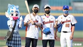 ▲東京奧運桌球國手林昀儒受邀替富邦悍將開球。（圖／記者劉彥池攝影）