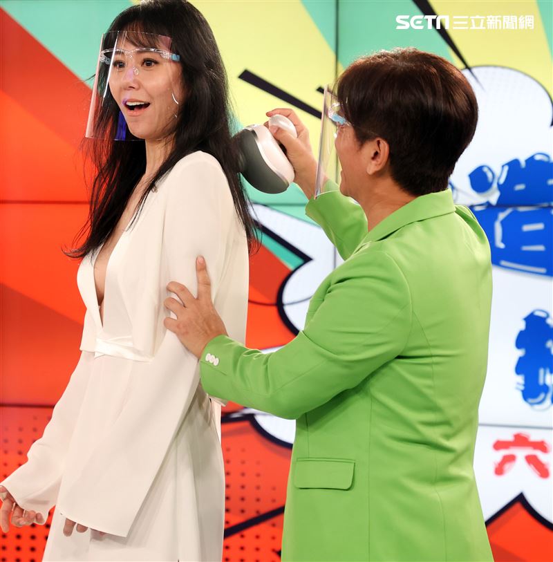 吳宗憲幫洪曉蕾按摩。（記者邱榮吉/攝影）