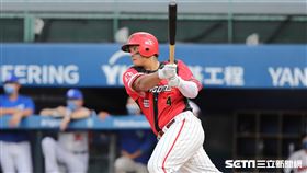 ▲味全龍指定打擊吉力吉撈・鞏冠敲出二壘安打。（圖／記者劉彥池攝影）