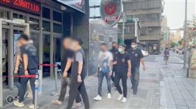 ▲不滿看電影不能帶外食還得全程戴口罩，5名惡煞痛毆電影院員工，通通被抓。（圖／翻攝畫面，下同）