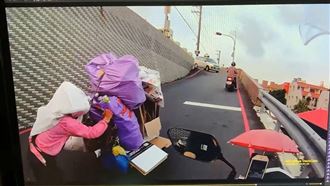 回收嬤遇大斜坡！鶯歌男下秒暖爆萬人