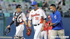 ▲富邦悍將投手教練布魯斯。（圖／記者劉彥池攝影）