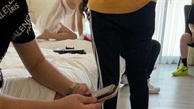 AV男優初體驗！台男自曝首次就「11男戰1女」：只能用敬佩來形容。（圖／翻攝自Dcard）