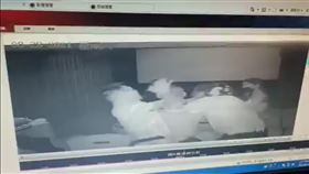 5惡煞狂毆戲院員工。（圖／翻攝畫面）