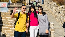 九把刀與前主播周亭羽悼念岳母，貼出與妻子及岳母昔日出遊照片。（圖／翻攝自九把刀臉書）