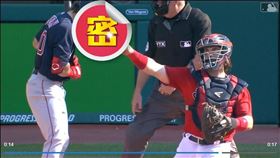 ▲捕手回傳球擊中打者頭盔。（圖／翻攝自印地安人推特）