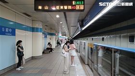 捷運月台(記者陳弋攝影)