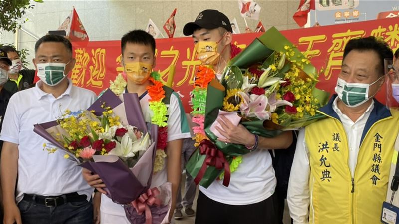 李洋回鄉王齊麟同行　金門迎奧運首金