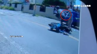 貨車備胎掉落滾對向　砸雙載騎士慘摔