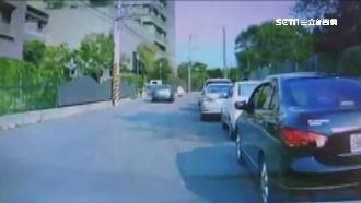 轎車未靠右駛釀禍　騎士遭撞飛越圍牆