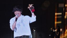 金馬57　盧廣仲隔空高舉金馬獎座第57屆金馬獎頒獎典禮21日晚間在台北國父紀念館盛大舉行，最佳原創電影歌曲由「刻在我心底的名字」獲獎，遠在高雄的歌手盧廣仲（後）也隔空開心高舉獎座。中央社記者鄭清元攝　109年11月21日