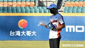 楊勇緯開球前先用止滑粉。（圖／記者王怡翔攝影）