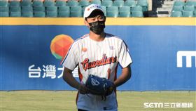 楊勇緯開球前先用止滑粉。（圖／記者王怡翔攝影）