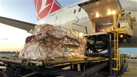 捷克政府提供3萬劑 Moderna COVID-19疫苗已於今(29)日下午抵達台灣，完成通關程序後，運送至指定冷儲物流中心進行後續檢驗封緘作業。 （圖／桃機公司物業開發處提供）