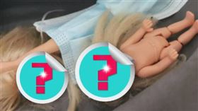 艾絲蜜想讓芭比「變漂亮」，竟偷拿媽媽的紙鈔，將頭像剪下來貼在娃娃臉上。（圖／翻攝自維多莉亞臉書）