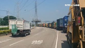 貪食蛇奇觀！司機排17小時運垃圾燒