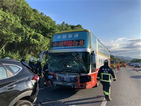 ▲國道3號北上37.6公里處，因不明原因，一輛遊覽車追撞5輛自小客車，現場無人受困（圖／翻攝畫面）