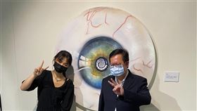 ▲也是來自桃園的17歲少女劉程萱，在台北舉辦個人首次畫展，所得將捐給偏鄉學童。展出最後一天，桃園市長鄭文燦來參觀。（圖／翻攝畫面）