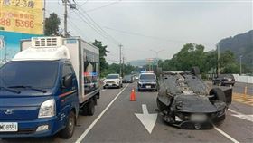 男疑似身體不適，開車自撞分隔島翻覆。（圖／翻攝畫面）