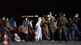 阿富汗難民抵達科索沃機場。（圖／路透社／達志影像）