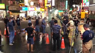 台南路塌壓斷瓦斯管　灑水戒備急搶修