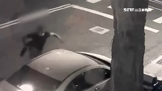 攔車討錢不成　竟拍窗踹車飆罵駕駛