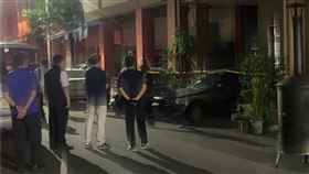 高雄深夜雙屍命案  夫頂樓輕生妻倒臥客廳莊姓男子因聯繫不上住高雄的父母，破門而入卻發現父親在住處4樓頂樓輕生，母親倒臥1樓客廳，後腦疑遭敲擊，均已身亡；經鑑識人員現場勘驗，排除外力介入，死因待釐清。（高市新興警分局提供）中央社記者洪學廣傳真  110年8月30日