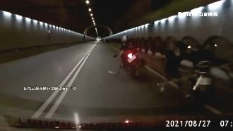 自強隧道機車故障　騎士牽車慘遭撞飛
