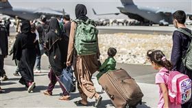 阿富汗許多民眾爭相逃出國。（示意圖／美聯社／達志影像）