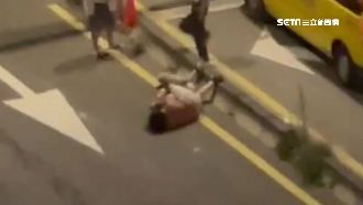 與友搭小黃起爭執　醉男衝下車躺路中
