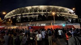 東京帕運開幕式  主場館外聚集民眾感受氣氛東京帕運24日晚間舉行開幕式，主場館國立競技場外聚集許多民眾觀賞煙火，並感受場館內開幕式氣氛。中央社記者楊明珠東京攝  110年8月24日