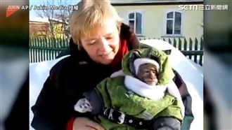 猴小孩雪地開心跑跳　網驚：以為人類