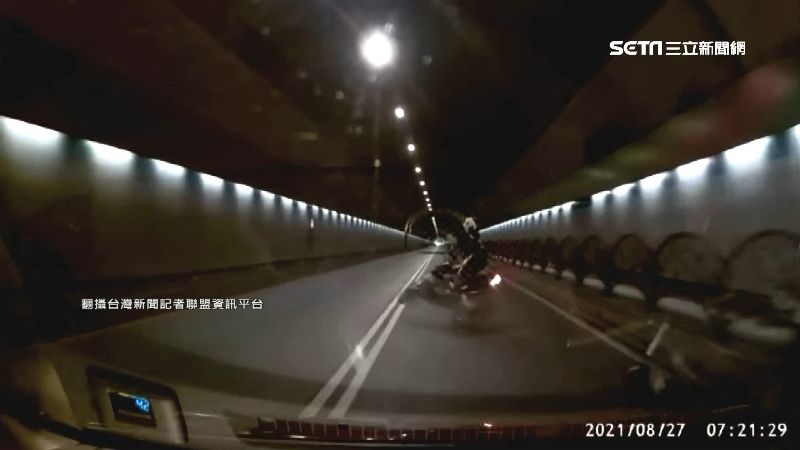 自強隧道護欄無缺口　騎士克難牽車