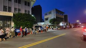 ▲新竹縣寶山鄉傳出1名87歲老婦人確診新冠肺炎。傍晚6點半，快篩站外排起長長人龍，目視超過百人。（圖／翻攝畫面）