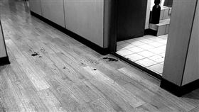 女路人闖速食店！「咖啡色屎水」滴滿地　她出手幫忙卻傻眼（圖／翻攝自Dcard）