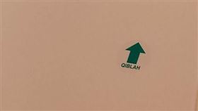 箭頭,貼紙,穆斯林,回教,禮拜,飯店,旅館(翻攝自 爆系知識家)