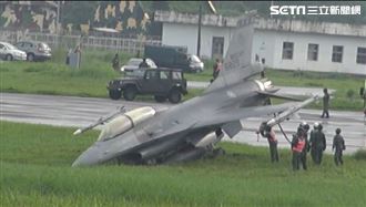 漢光預演出意外！戰機衝出跑道插進土