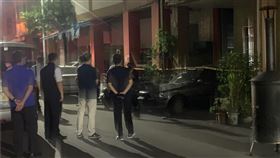 高雄深夜雙屍命案  夫頂樓輕生妻倒臥客廳莊姓男子因聯繫不上住高雄的父母，破門而入卻發現父親在住處4樓頂樓輕生，母親倒臥1樓客廳，後腦疑遭敲擊，均已身亡；經鑑識人員現場勘驗，排除外力介入，死因待釐清。（高市新興警分局提供）中央社記者洪學廣傳真  110年8月30日