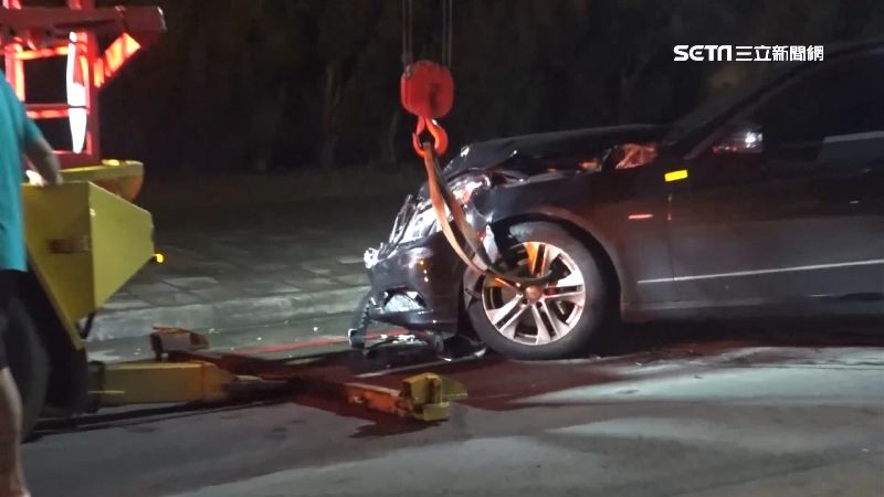 駕駛喝茫直直撞警車！2警負傷急逮人
